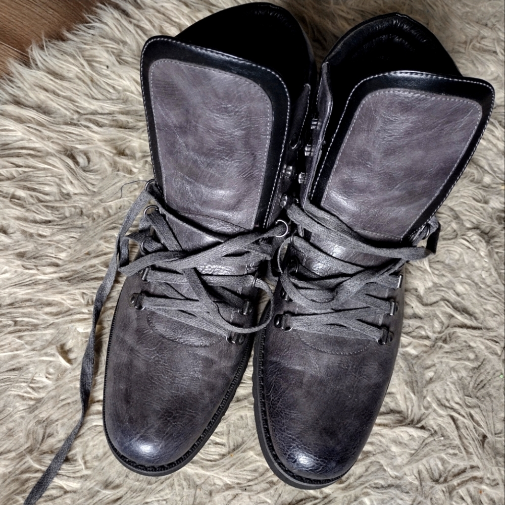 Van Heusen men boots size 10.5 pre-owned in excellent condition.